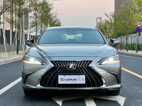 Lexus ES 2023