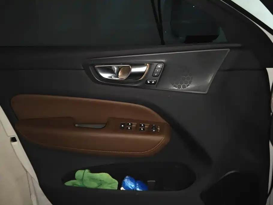 Volvo XC60 PHEV 2025