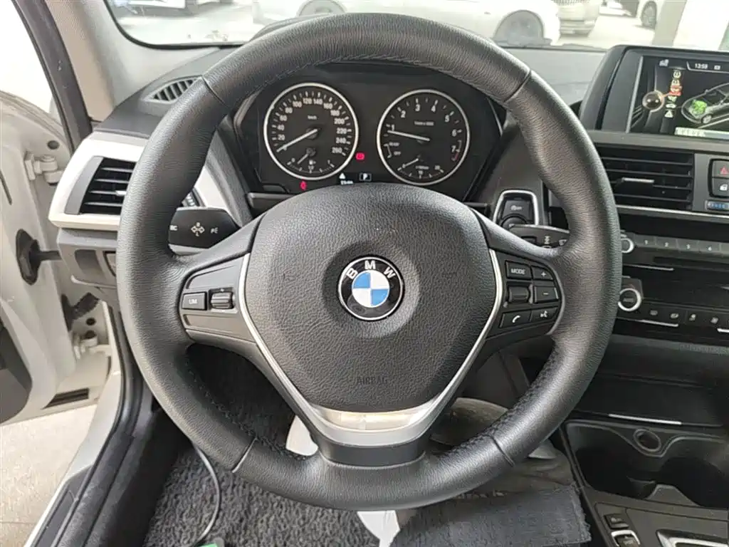 BMW 1 Series 2018 — фото 11