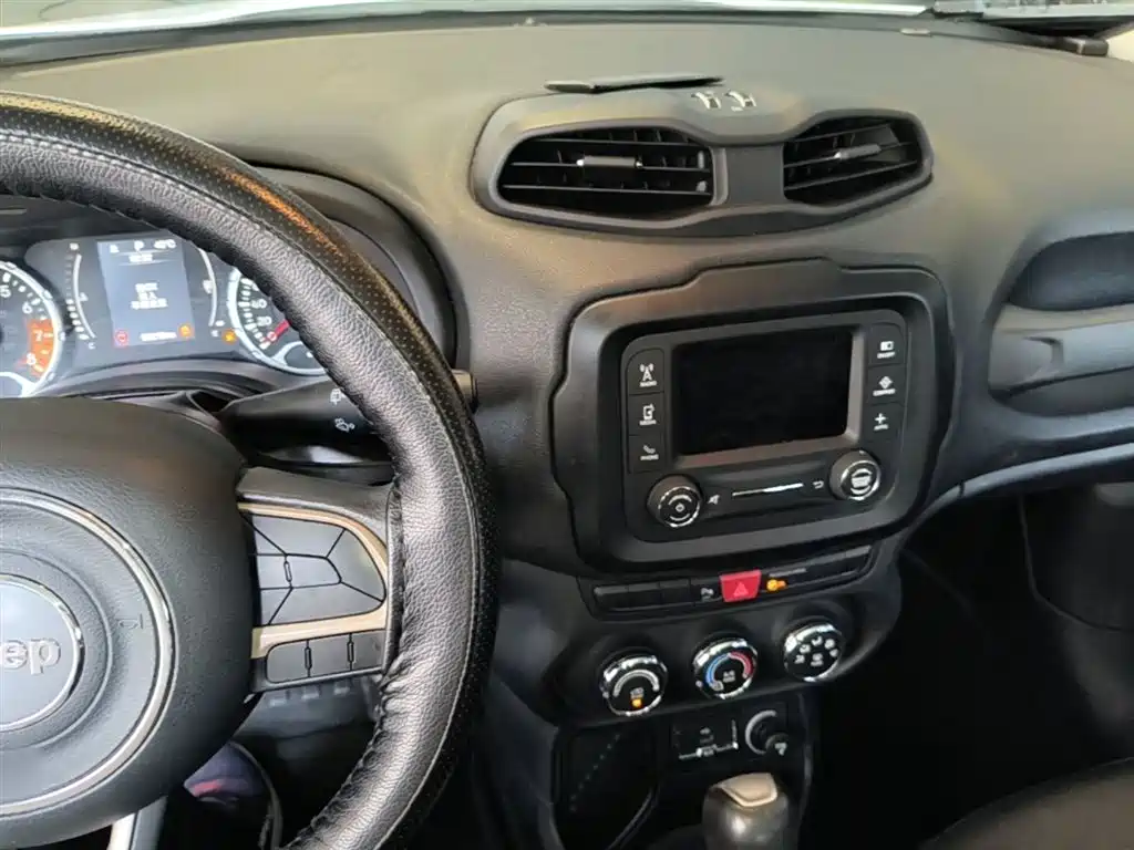 Jeep Renegade 2017 — фото 10