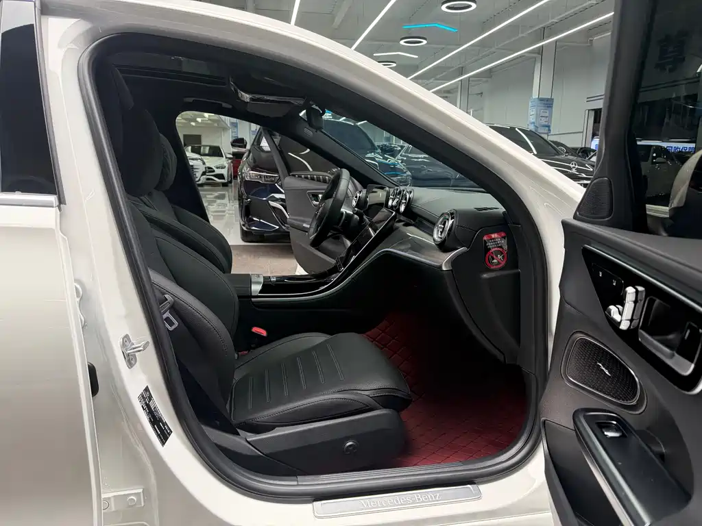 Mercedes-Benz C-Class 2025 — фото 13