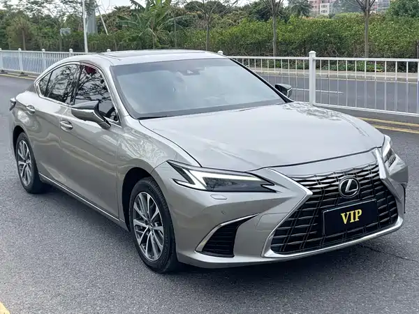 Lexus ES 2025