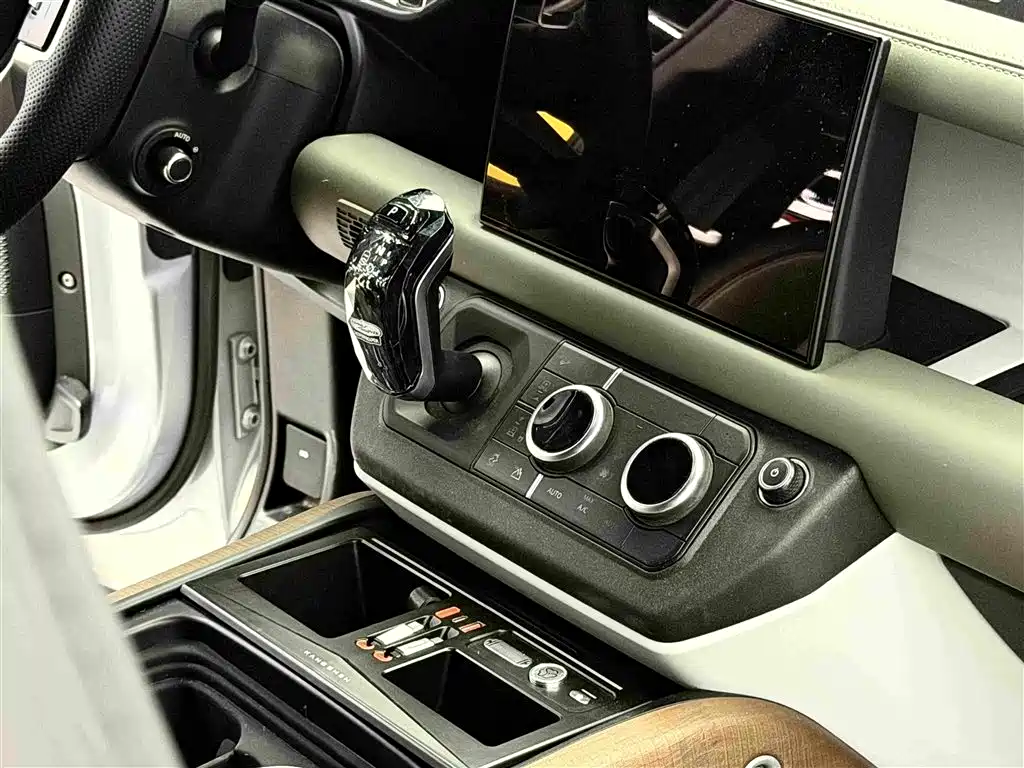 Land Rover Defender 2021 — фото 11