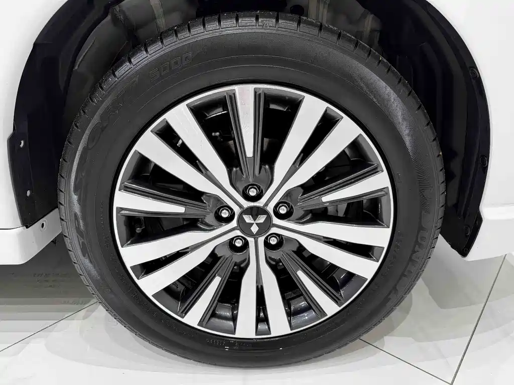 Mitsubishi Outlander 2023 — фото 5