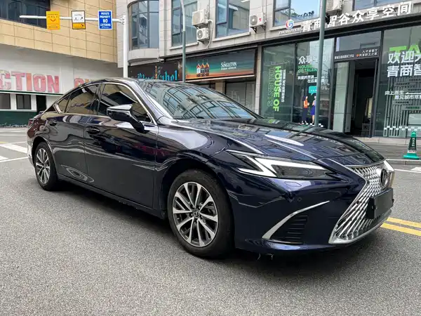 Lexus ES 2025
