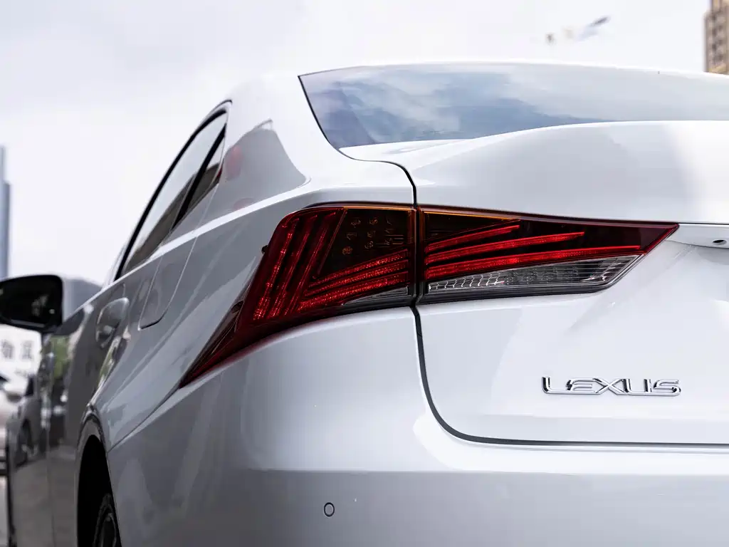 Lexus IS 2017 — фото 7
