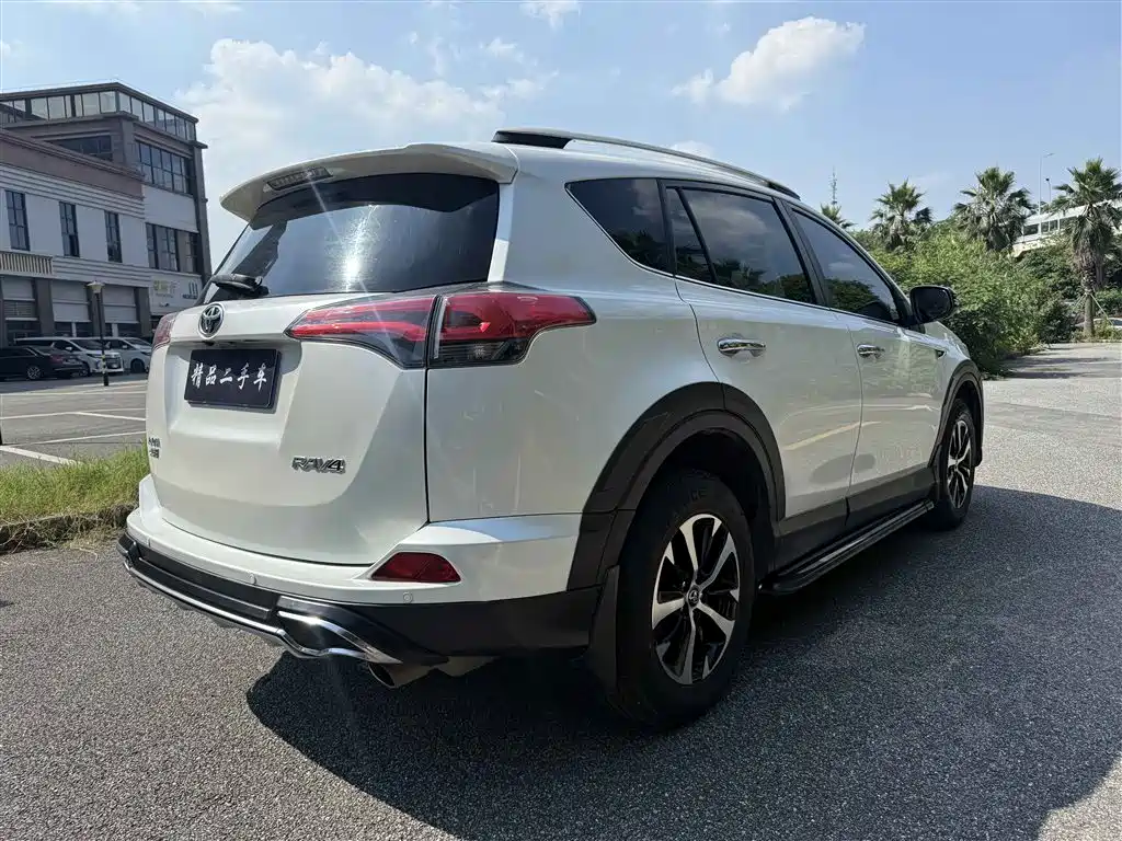 Toyota RAV4 2018 — фото 6