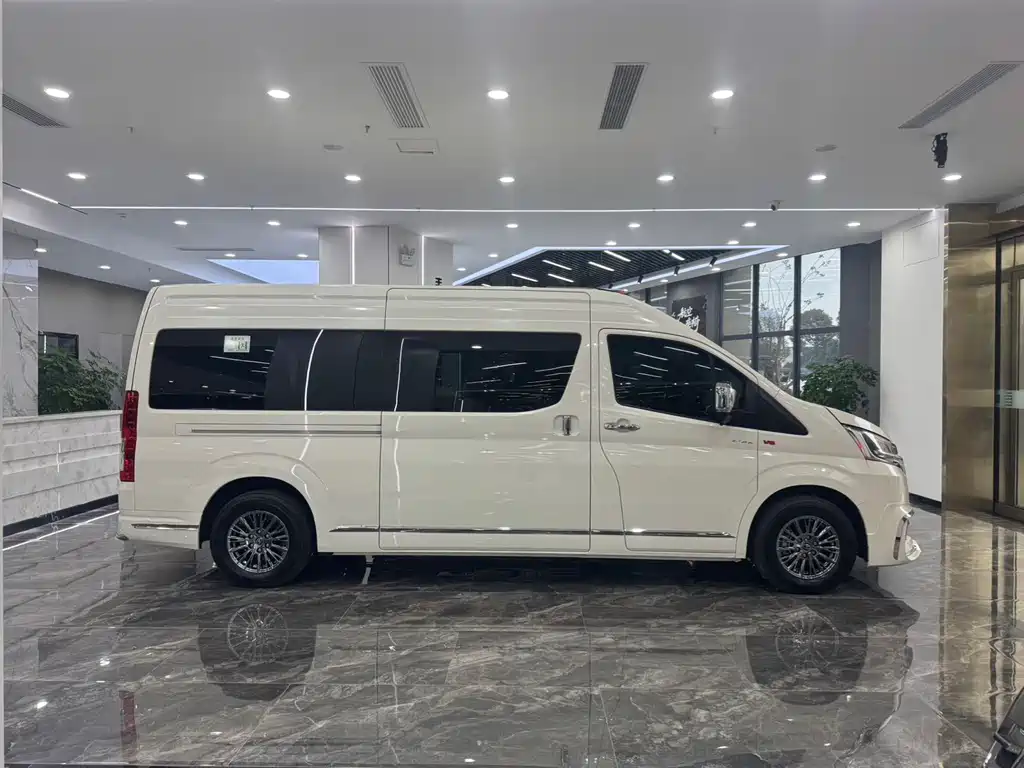 Toyota Hiace — фото 4