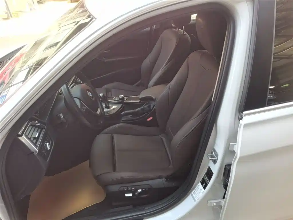 BMW 3 Series 2018 — фото 15