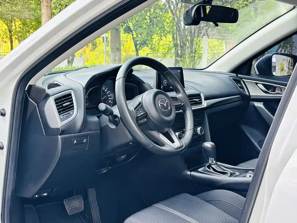 Mazda 3 Axela 2018 — фото 14