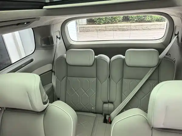 Volvo EM90 2025