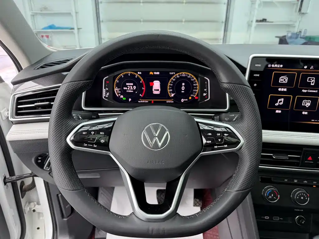 Volkswagen Tiguan L 2023 — фото 14