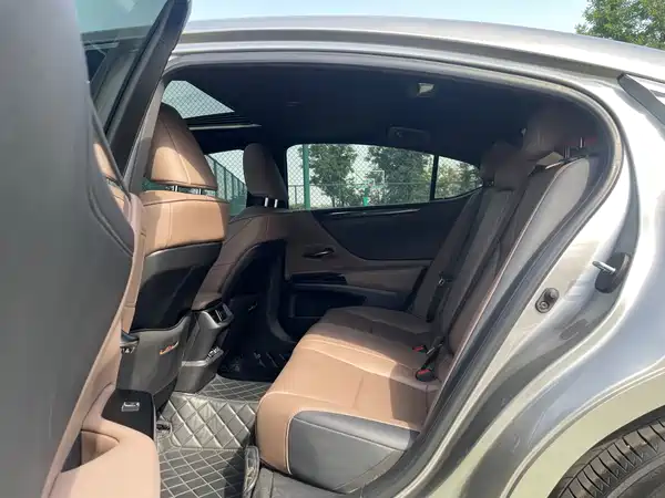 Lexus ES 2022