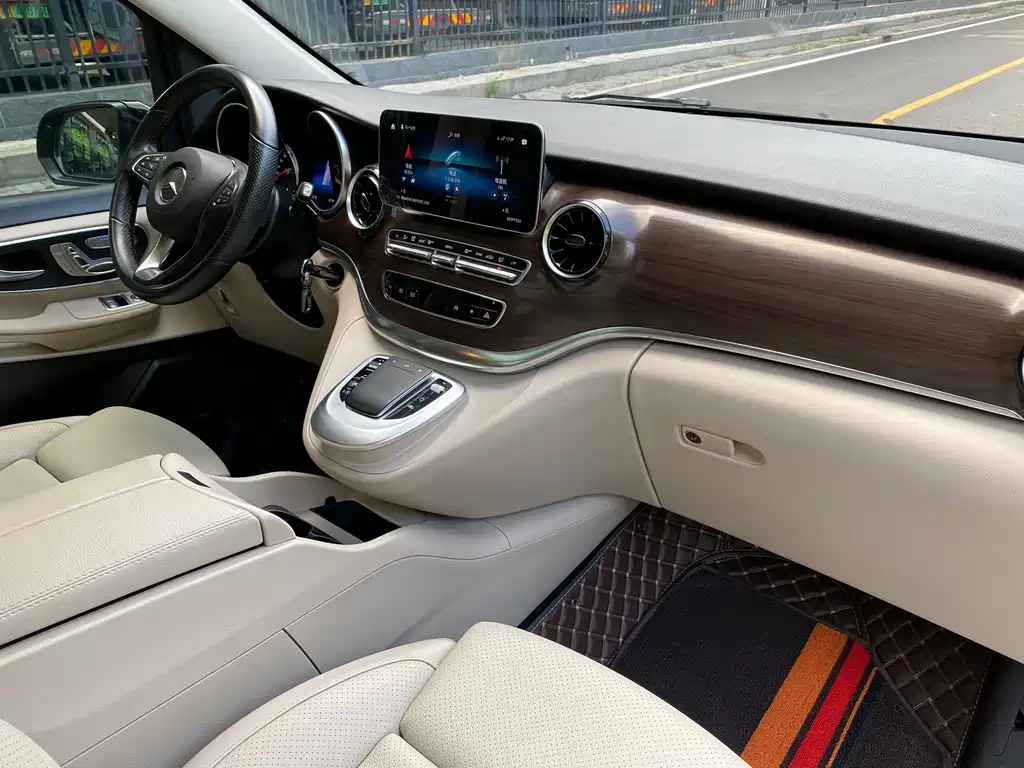 Mercedes-Benz V-Class 2023 — фото 20