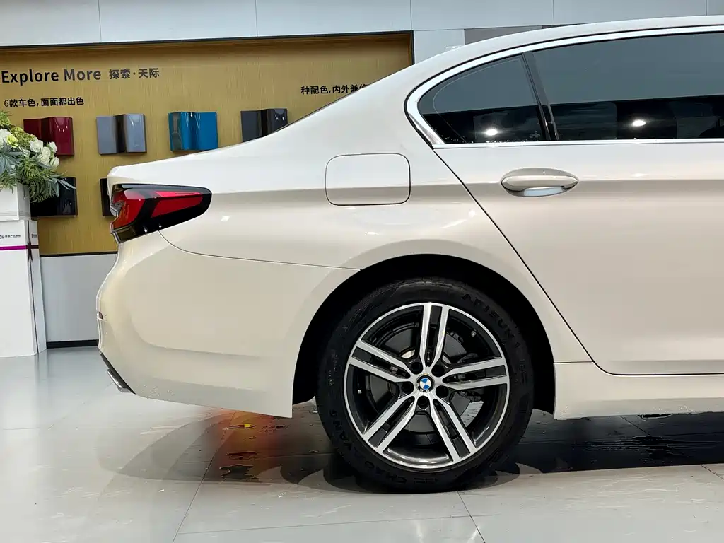 BMW 5 Series 2021 — фото 18