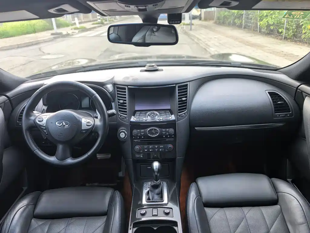 Infiniti QX70 2016 — фото 15