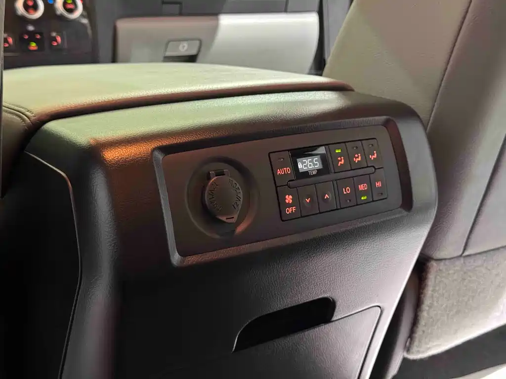 Toyota Sequoia 2024 — фото 15
