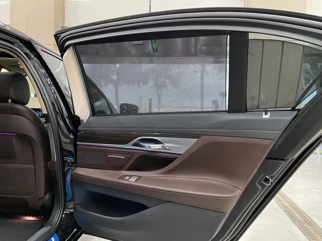 BMW 7 Series 2017 — фото 13