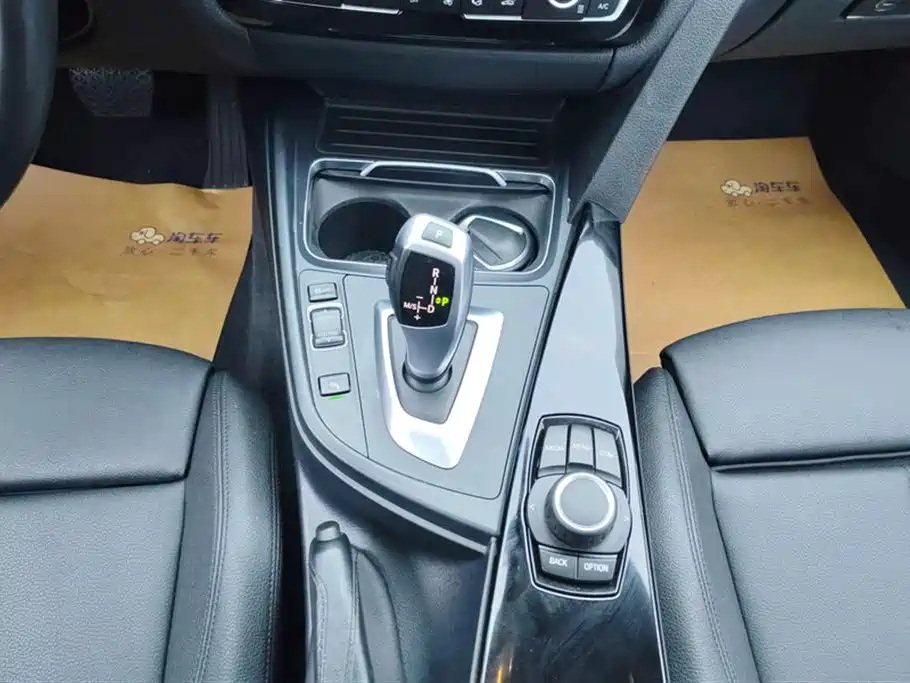 BMW 3 Series 2018 — фото 16