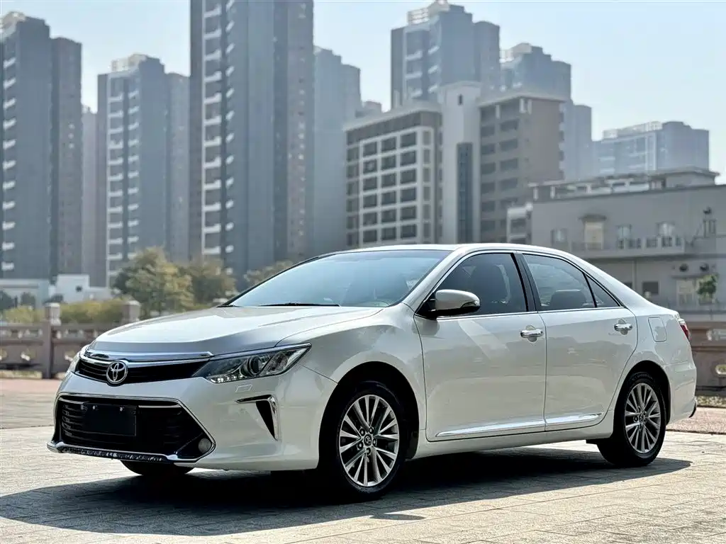 Toyota Camry 2017 — фото 1