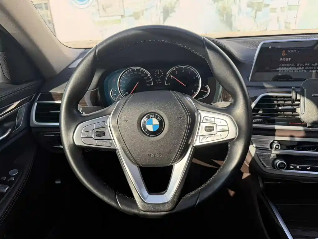 BMW 7 Series 2018 — фото 11