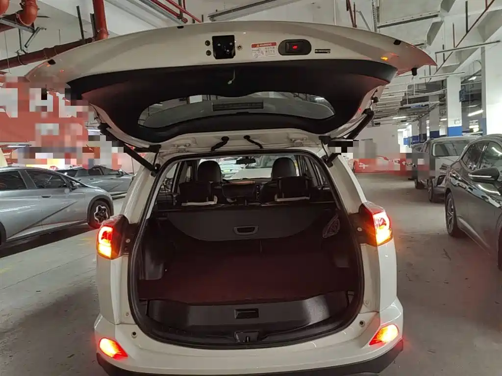Toyota RAV4 2019 — фото 19