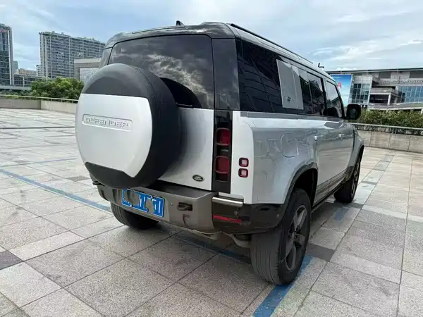 Land Rover Defender 2023