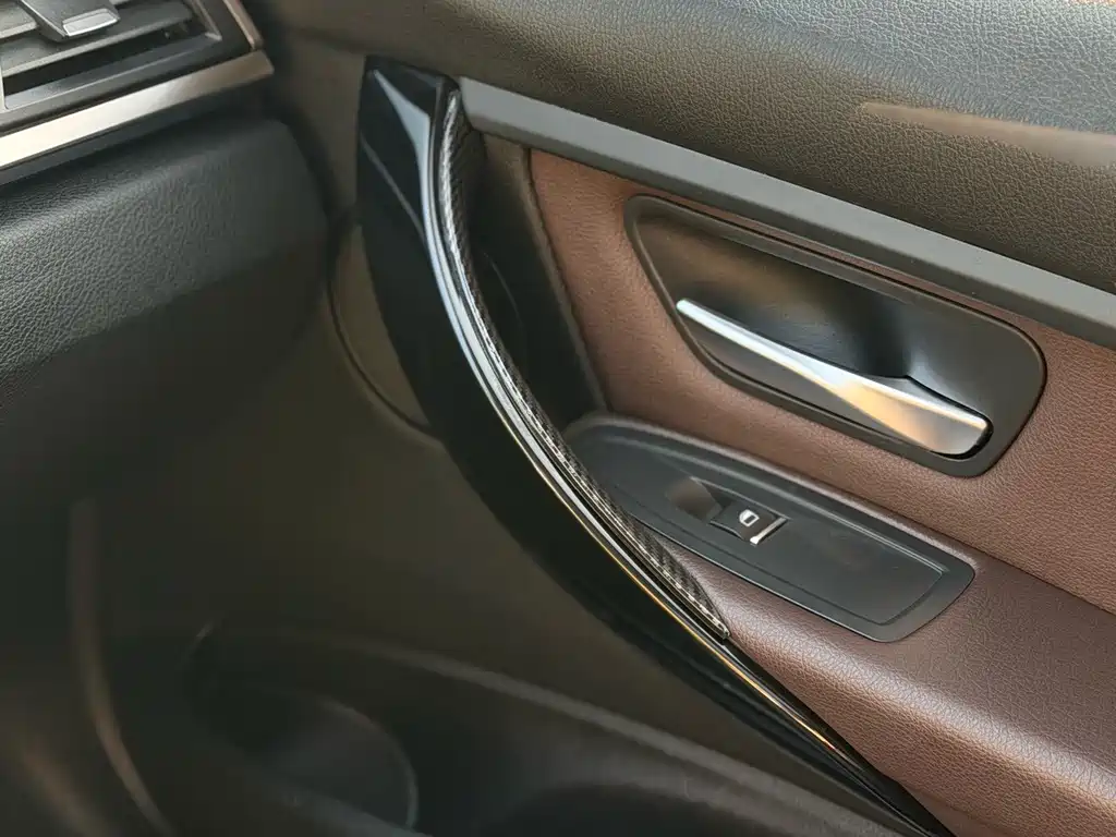 BMW 3 Series 2018 — фото 13