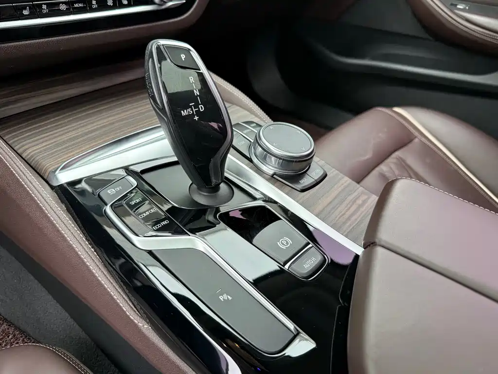 BMW 5 Series 2019 — фото 6