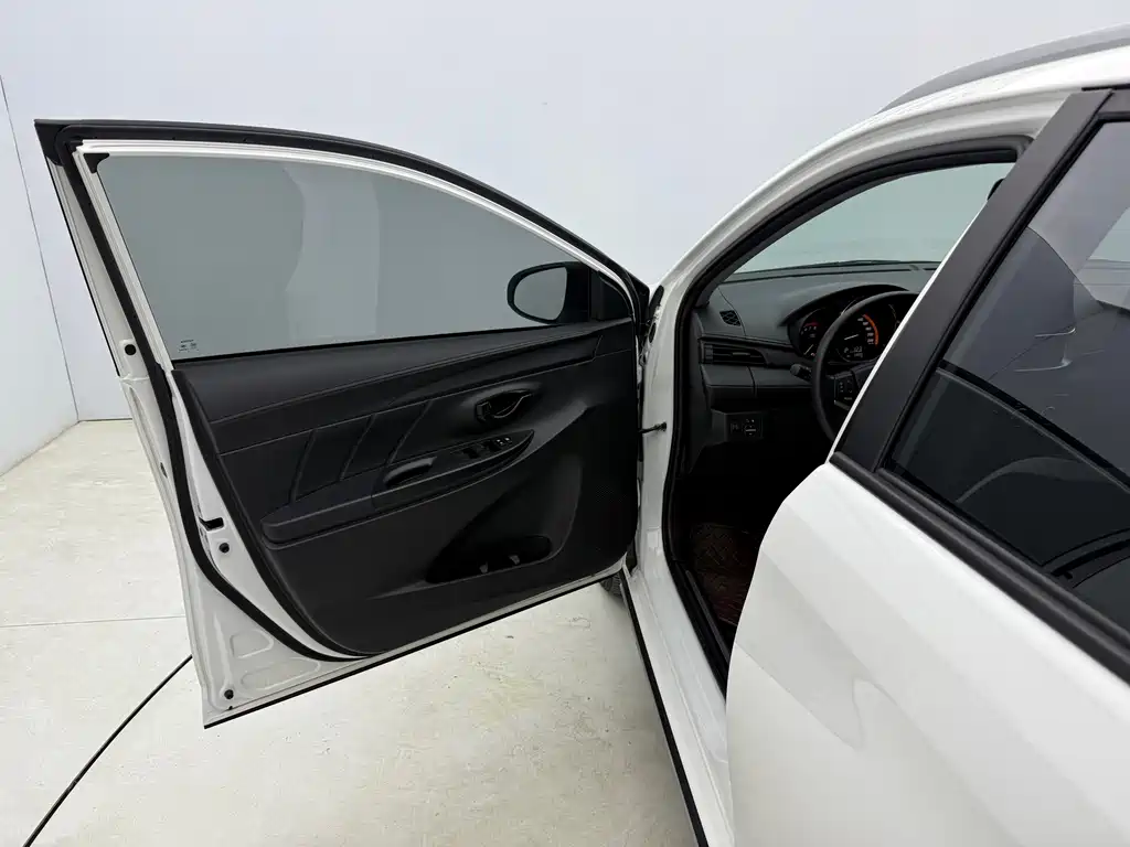 Toyota Yaris L 2022 — фото 21