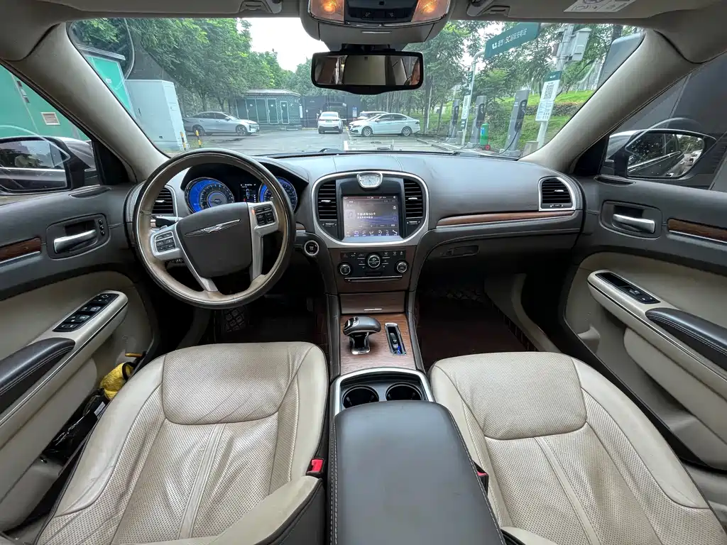 Chrysler 300C 2015 — фото 15