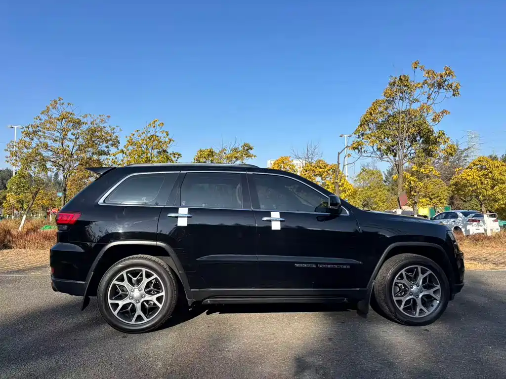 Jeep Grand Cherokee 2022 — фото 10