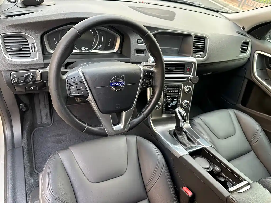 Volvo S60 2015 — фото 12