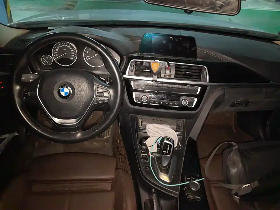 BMW 3 Series 2017 — фото 12