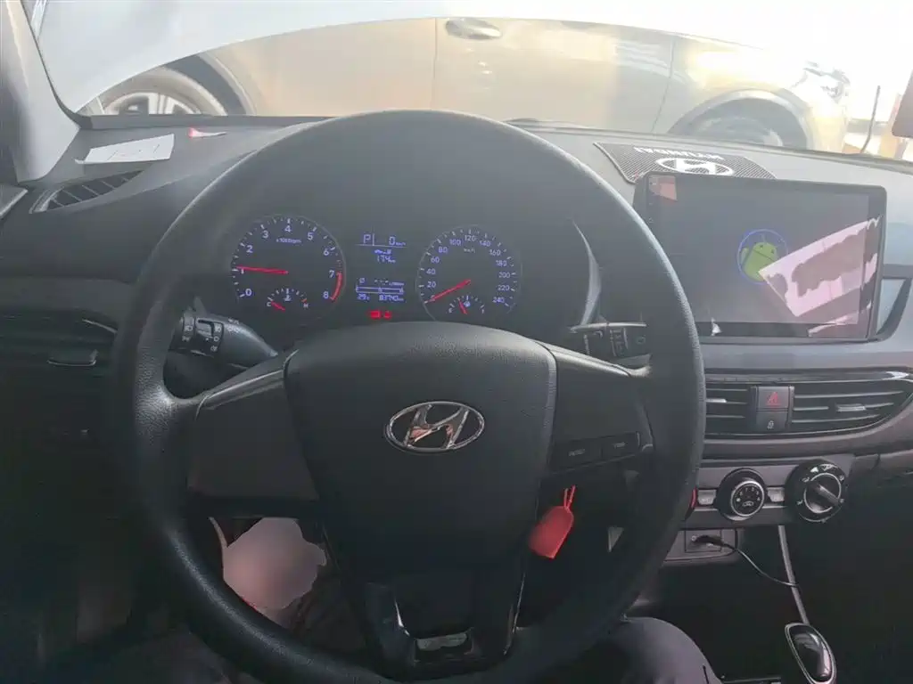 Hyundai Elantra 2018 — фото 10