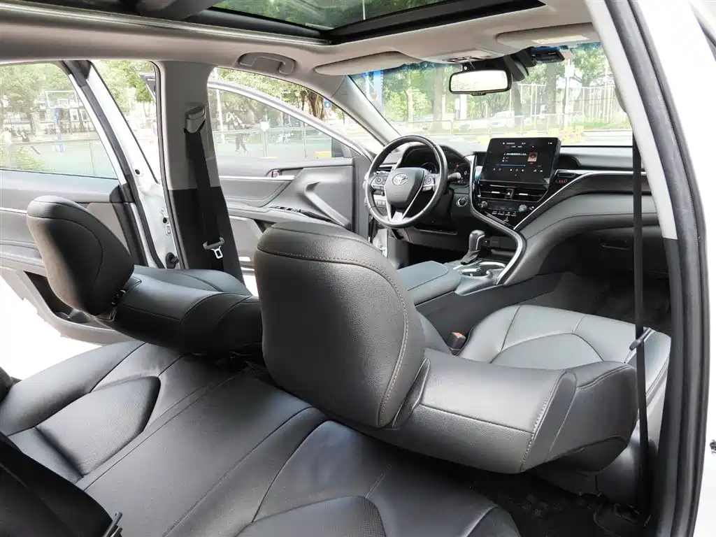 Toyota Camry 2022 — фото 13