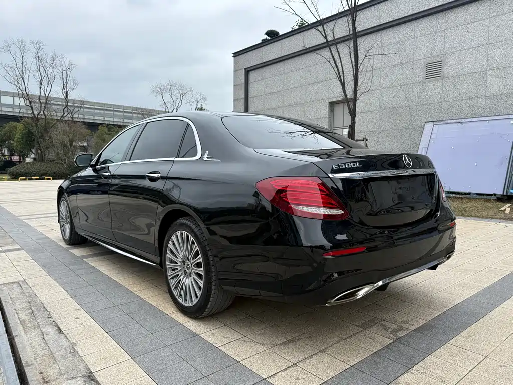 Mercedes-Benz E-Class 2019 — фото 16