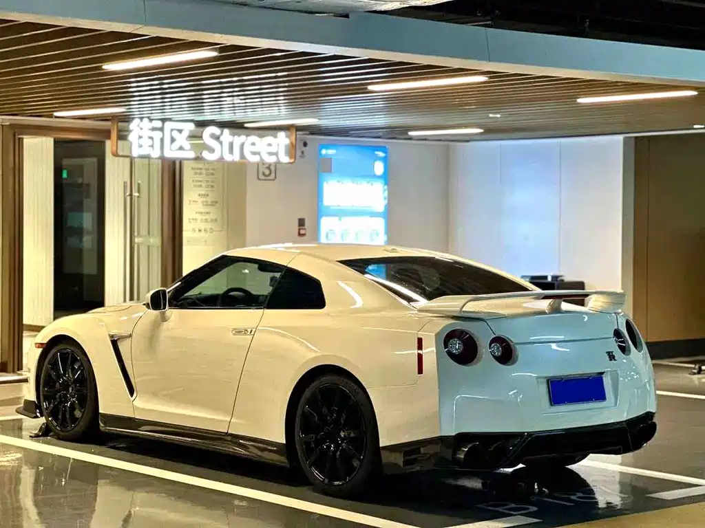 Nissan GT-R 2011 — фото 12