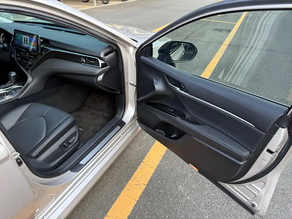 Toyota Camry 2023 — фото 12