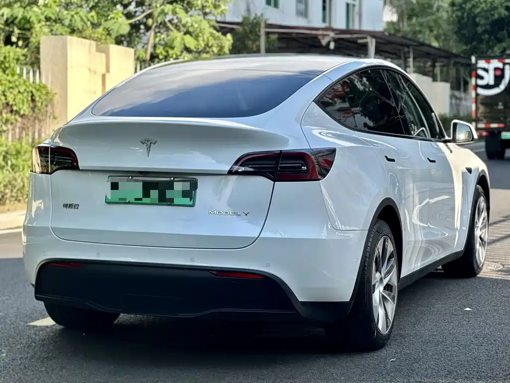 Tesla Model Y 2023 — фото 10