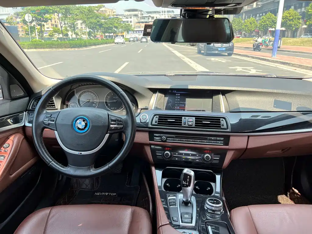 BMW 5 Series 2015 — фото 18