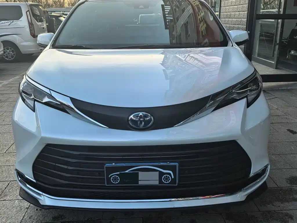 Toyota Sienna 2023 — фото 2