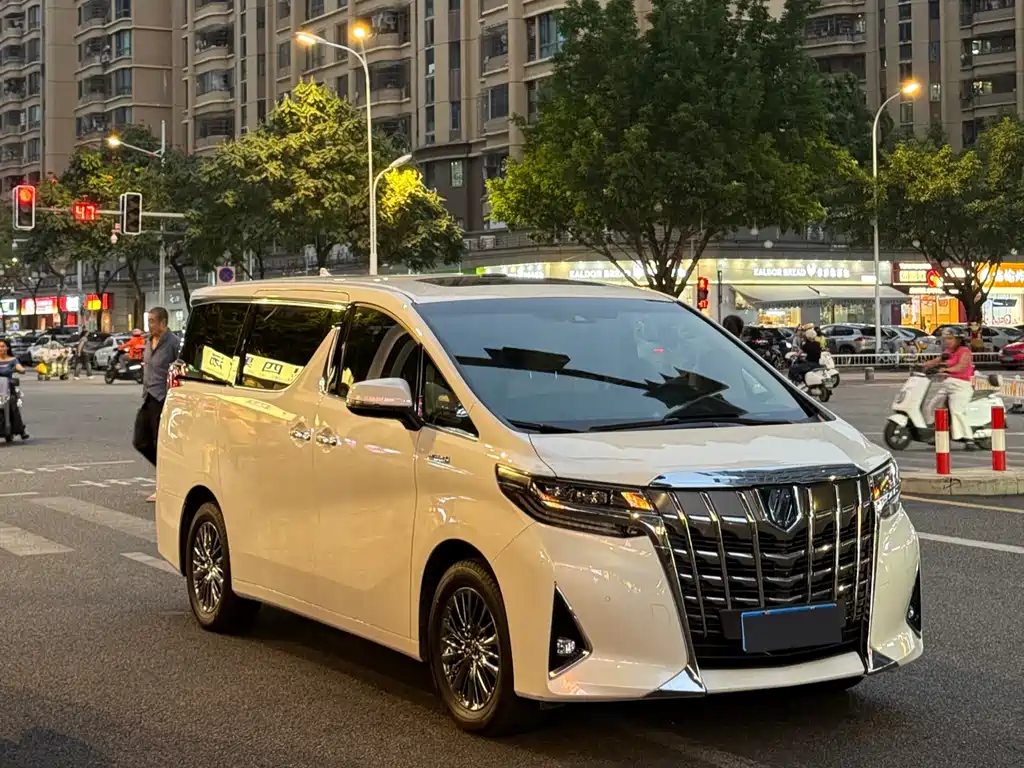 Toyota Alphard 2022 — фото 1