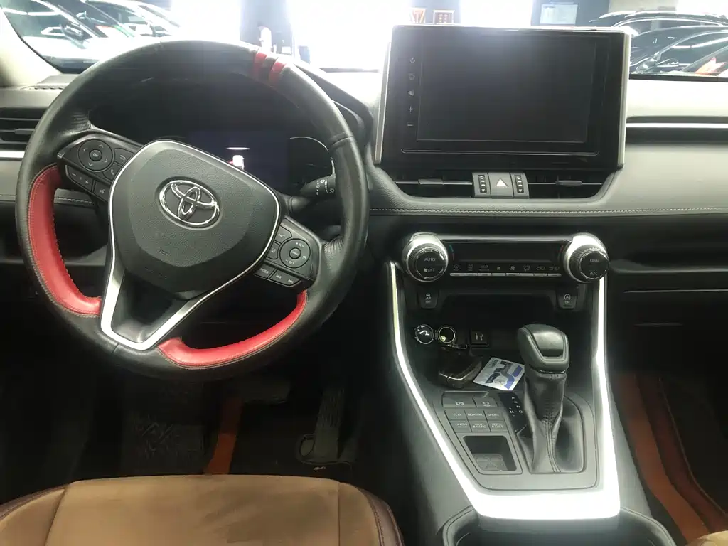 Toyota RAV4 2019 — фото 15