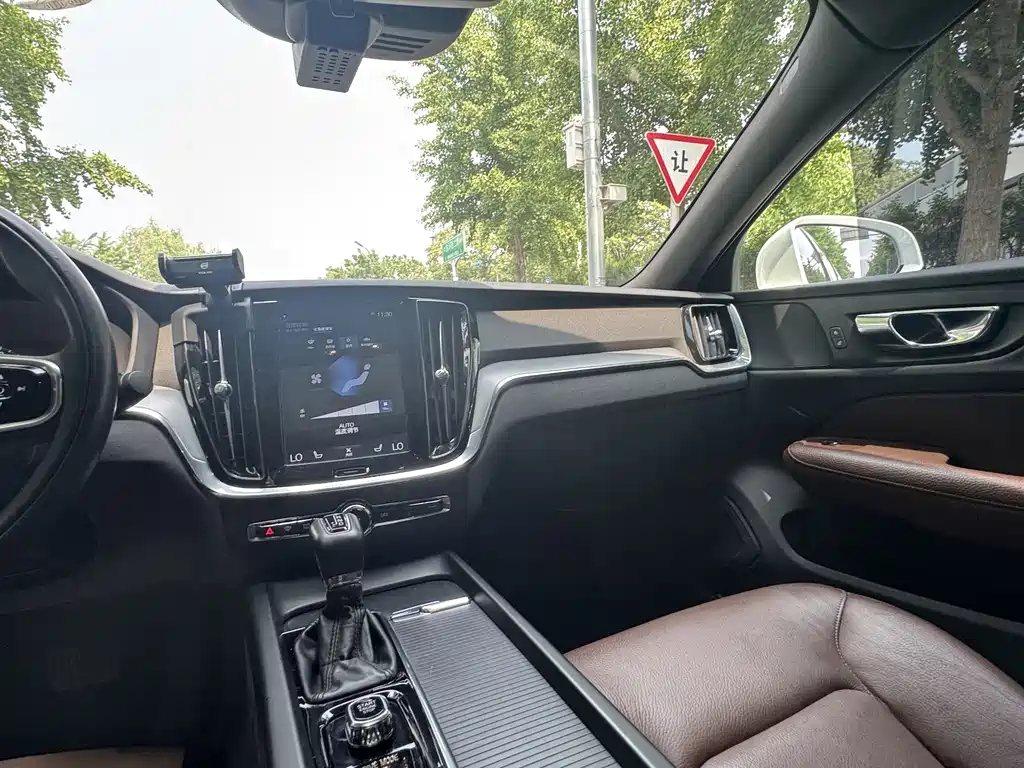 Volvo S60 2020 — фото 14