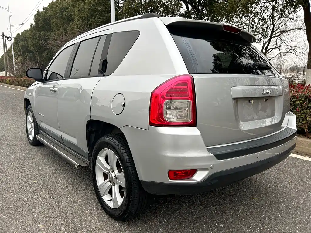 Jeep Compass 2012 — фото 4