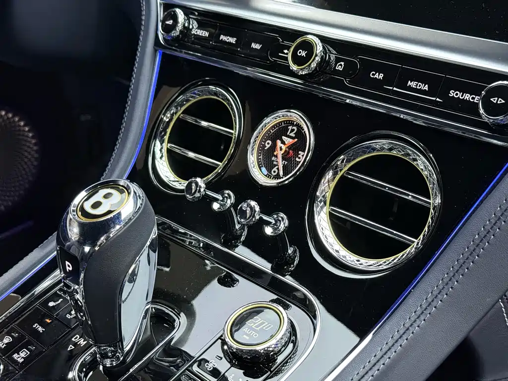 Bentley Continental 2020 — фото 17