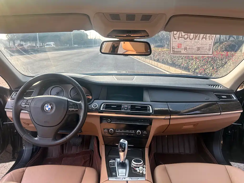 BMW 7 Series 2012 — фото 9