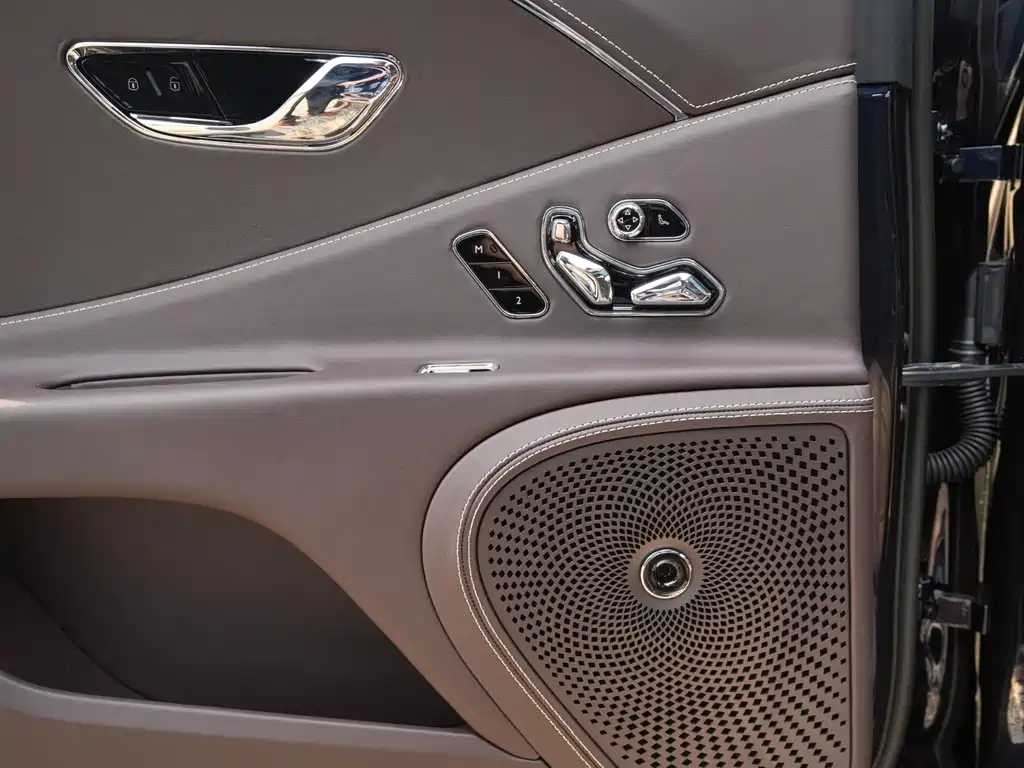 Bentley Flying Spur 2024 — фото 11