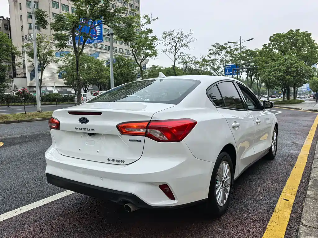 Ford Focus 2019 — фото 15
